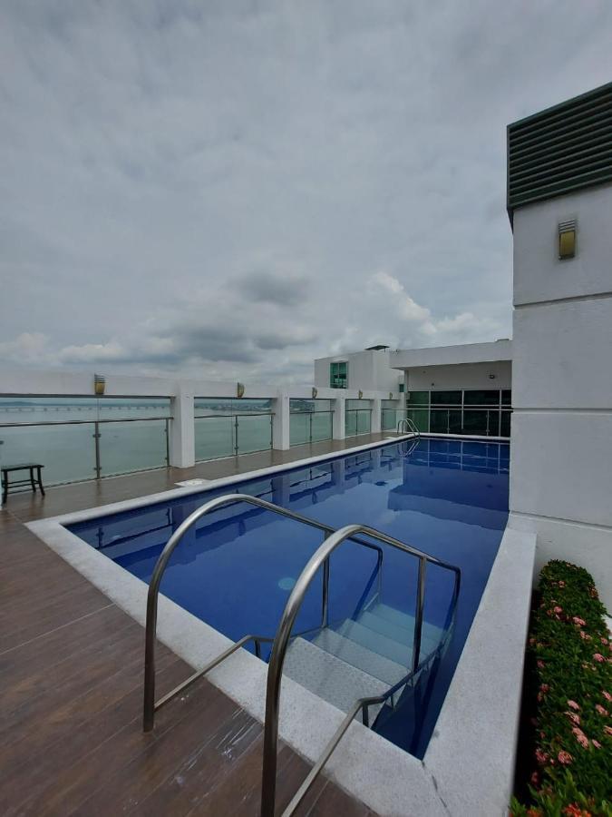 Apartamento Vista Al Rio Puerto Santana Riverfront 1 グアヤキル エクステリア 写真